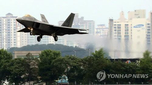 [속보] `최강` 美 전략폭격기 B-52H·F-22 전투기, 한반도 인근 연합훈련